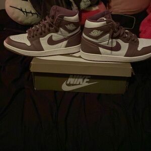 Size 10 mauve Jordan 1s